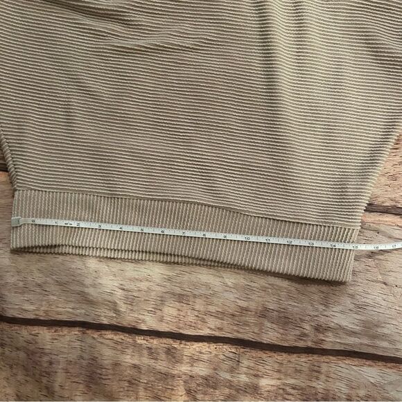 REB in J. 220 Ribbed Turtleneck Top Size Medium - Picture 6 of 6